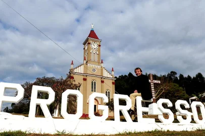  PORTO ALGRE,  RS-, BRASIL, 17/06/2012, 10:00HS -  O ex-ativista italiano Cesare Battisti foi recebido com festa pela família Battisti, em Progresso, no Vale do Taquari, onde lançou e autografou seu livro Ao pé do muro.    (FOTO: FERNANDO GOMES / ZERO HORA)Indexador:                                 