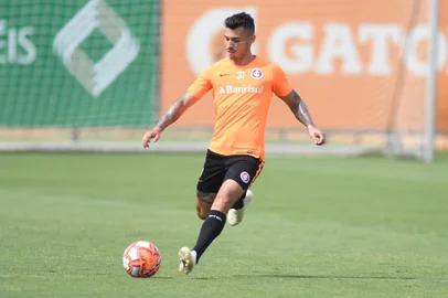 Lateral Zeca treina junto ao grupo do Inter