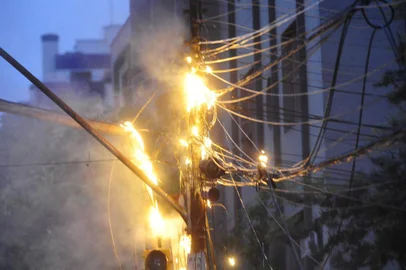  PORTO ALEGRE, RS, BRASIL, 21/01/2019- Incêndio em poste e fios de luz no bairro Petrópolis. (FOTOGRAFO: RONALDO BERNARDI / AGENCIA RBS)