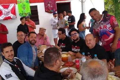 Escola de samba Alegria do Morro recebe Demônios da Garoa em São Francisco de Paula