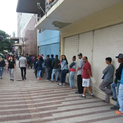 Procura por vagas de emprego gera fila de meio quarteirão no Sine de Caxias.