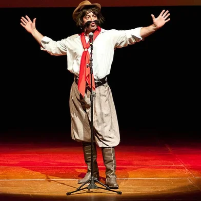  No domingo, dia 25, acontece no Teatro da Liga o Stand up Bagual do Gaudêncio, com o artista Cris Pereira, que dá forma ao personagem legítimo habitante do campo, figura típica do Rio Grande do Sul, de forma muito extrovertida. O evento começa às 20h.