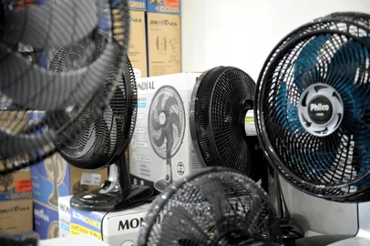  CAXIAS DO SUL, RS, BRASIL, 22/01/2019Venda de ventilador aumenta com o calor e algumas lojas do centro ficam sem estoque. (Lucas Amorelli/Agência RBS)