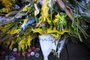 A bouquet of flowers with the words that read, Pray for Sola is left by a FC Nantes football club supporter in the main square of the city of Nantes, western France, two days after it was announced that the plane carrying Argentinian forward Emiliano Sala vanished during a flight from Nantes to Cardiff in Wales, on January 23, 2019. - The 28-year-old Argentine striker is one of two people still missing after contact was lost with the light aircraft he was travelling on, on January 21, 2019 night. Sala was on his way to the Welsh capital to train with his new teammates for the first time after completing a £15 million pounds sterling ($19 million US dollars) move to Cardiff City from French side Nantes on January 19. (Photo by LOIC VENANCE / AFP)Editoria: HUMLocal: NantesIndexador: LOIC VENANCESecao: peopleFonte: AFPFotógrafo: STF