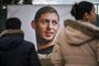  People look at a portrait of Emiliano Sala displayed in front of the entrance of the FC Nantes football club training center La Joneliere in La Chapelle-sur-Erdre on January 23, 2019, two days after the plane of Argentinian forward vanished during a flight from Nantes in western France to Cardiff in Wales. - The 28-year-old Argentine striker is one of two people still missing after contact was lost with the light aircraft he was travelling in on January 21, 2019 night. Sala was on his way to the Welsh capital to train with his new teammates for the first time after completing a £15 million ($19 million) move to Cardiff City from French side Nantes on January 19. (Photo by LOIC VENANCE / AFP)Editoria: DISLocal: La Chapelle-sur-ErdreIndexador: LOIC VENANCESecao: soccerFonte: AFPFotógrafo: STF