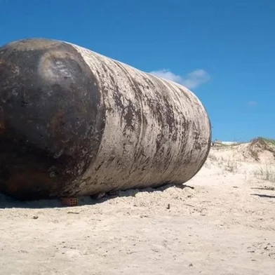 Prefeitura tenta contato com a Marinha, para saber como descartar a boia de borracha
