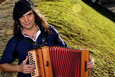  PORTO ALEGRE, RS, BRASIL - Renato Borghetti, mais conhecido como Borghettinho é um acordeonista, folclorista, artista plástico, ensaísta e antropólogo brasileiro. Toca gaita-ponto. Renato ganha biografia (FOTO: JÚLIO CORDEIRO/AGÊNCIA RBS)