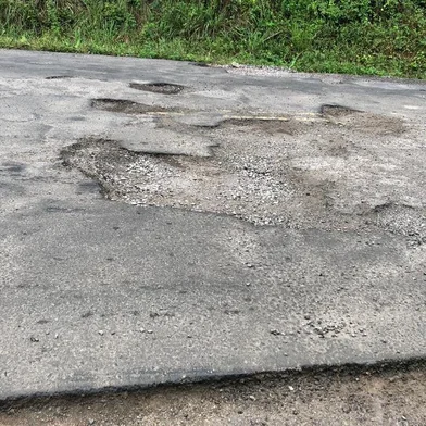Buracos na VRS-855 entre Pinto Bandeira e Bento Gonçalves