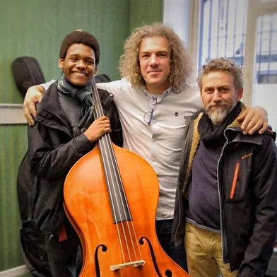 Weslei, ex-aluno da Escola da Ospa que teve a vida transformada pela música, conquista o primeiro contrabaixo próprio