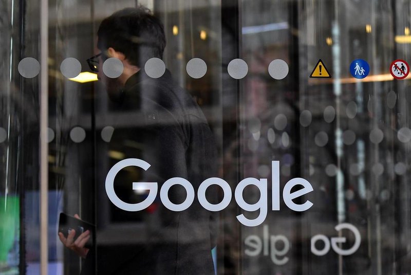 A visitor enters the the offices of Google in London on January 18, 2019. (Photo by Ben STANSALL / AFP)