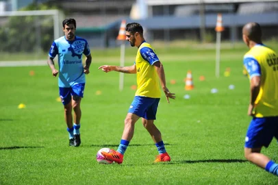  CAXIAS DO SUL, RS, BRASIL, 04/12/2018. Treino da SER Caxias no CT. O Caxias está se preparando para o Gauchão 2019. Na foto, meia Rafael Gava (C). (Porthus JUnior/Agência RBS)