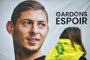 -An FC Nantes supporter stands beside a portrait of Argentinian striker Emiliano Sala prior to a team training session at the training centre La Joneliere in La Chapelle-sur-Erdre, western France, on January 24, 2019, three days after the plane carrying Sala vanished over the English Channel. - Police on January 24 ended their search for new Premier League player Emiliano Sala, saying the chances of finding the Argentine alive three days after his plane went missing over the Channel were "extremely remote". Sala, 28, was on his way from Nantes in western France to the Welsh capital to train with his new teammates for the first time after completing a £15 million ($19 million) move to Cardiff City from French side Nantes on January 19. (Photo by LOIC VENANCE / AFP)Editoria: DISLocal: La Chapelle-sur-ErdreIndexador: LOIC VENANCESecao: soccerFonte: AFPFotógrafo: STF