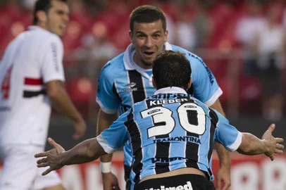 SÃO PAULO X GRÊMIOSP - BRASILEIRÃO/SÃO PAULO X GRÊMIO - ESPORTES - Kléber (de costas) e André Lima, do Grêmio, comemoram em partida contra o São Paulo,   válida pela 16ª rodada do Campeonato Brasileiro 2012, realizada no estádio Cí­cero Pompeu   de Toledo (Morumbi), nna capita paulista, neste domingo (12).   12/08/2012 - Foto: MISTER SHADOW/AE/AEEditoria: ESPORTESLocal: SÃO PAULOIndexador: MISTER SHADOWFotógrafo: AE