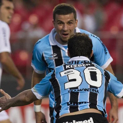 SÃO PAULO X GRÊMIOSP - BRASILEIRÃO/SÃO PAULO X GRÊMIO - ESPORTES - Kléber (de costas) e André Lima, do Grêmio, comemoram em partida contra o São Paulo,   válida pela 16ª rodada do Campeonato Brasileiro 2012, realizada no estádio Cí­cero Pompeu   de Toledo (Morumbi), nna capita paulista, neste domingo (12).   12/08/2012 - Foto: MISTER SHADOW/AE/AEEditoria: ESPORTESLocal: SÃO PAULOIndexador: MISTER SHADOWFotógrafo: AE