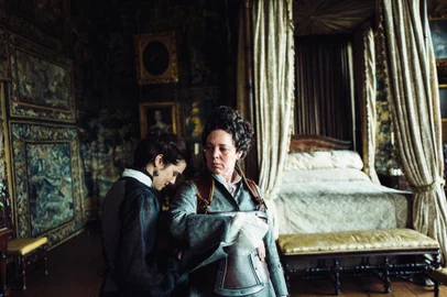 a favorita, com Olivia Colman (D) e Rachel Weisz