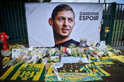 A picture shows flowers put in front of the entrance of the training center La Joneliere in La Chapelle-sur-Erdre on January 25, 2019, four days after the plane of Argentinian forward Emiliano Sala vanished during a flight from Nantes, western France, to Cardiff in Wales. - The 28-year-old Argentine striker is one of two people still missing after contact was lost with the light aircraft he was travelling in on January 21, 2019 night. Sala was on his way to the Welsh capital to train with his new teammates for the first time after completing a£15 million ($19 million) move to Cardiff City from French side Nantes on January 19. (Photo by LOIC VENANCE / AFP)