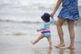  TRAMANDAÍ, RS, BRASIL, 15-01-2019. Cuidados com bebês na beira da praia.  Paula Corrêa Rodrigues e a filha Lara. FOTO ANDRÉA GRAIZIndexador: Anderson Fetter