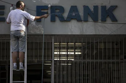  PORTO ALEGRE, RS, BRASIL - Professores, alunos e comunidade do Bom Fim fizeram neste sábado um mutirão de limpeza e pintura da Escola Estadual Anne Frank, no bairro Bom Fim.Indexador: Jefferson Botega