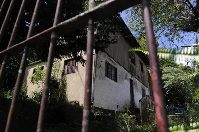  CAXIAS DO SUL, RS, BRASIL, 27/01/2019 - Uma mulher foi morta no bairro Petrópolis, em Caxias do Sul, no início da manhã deste domingo (27). Denize da Rosa, 38 anos, foi agredida por um golpe de pedra na cabeça. Segundo a Brigada Militar (BM), o crime ocorreu em uma moradia invadida na Rua Higino Onzi, próximo a Estação Principal de Integração (EPI) Imigrante. O local é conhecido dos PMs por ser utilizado por usuários de drogas. (Marcelo Casagrande/Agência RBS)