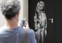 Obra atribuída a Banksy em memória às vítimas de atentado em casa de shows em Paris é furtada
