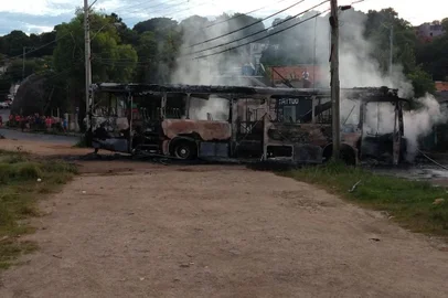  PORTO ALEGRE, RS, BRASIL - 28/01/2019 - Ônibus queimado na Vila dos Sargentos.