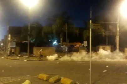  CAXIAS DO SUL, RS, BRASIL, 28/01/2019. Um evento na Estação Férrea de Caxias do Sul, na Serra Gaúcha, terminou em confronto com a Tropa de Choque da Brigada Militar, na noite de domingo (27). Conforme a Brigada Militar, desde o início da tarde um grupo de pessoas estava reunido no local, em um evento convocado pelas redes sociais, chamado de Pré-Carnaval de Caxias. A realização da festa não estava autorizada pelos órgãos de segurança da cidade. (Daniela Xu/Divulgação)