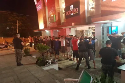 Fiscalizar quem bebe na rua é alternativa contra a perturbação do sossego em Bento Gonçalves. Ação da BM revistou dezenas de pessoas em locais problemáticos e com mais reclamações de barulho.