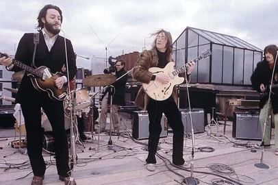 última apresentação dos beatles, em 1969, no topo do edifício da gravadora apple, em londres