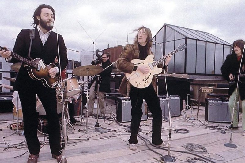 última apresentação dos beatles, em 1969, no topo do edifício da gravadora apple, em londres