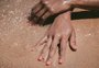 Por que o esmalte descasca mais no verão? Veja 5 dicas para fazê-lo durar