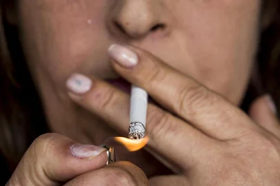 PORTO ALEGRE, RS, BRASIL, 27-08-2015: A dona de casa Flávia Antunes, 55 anos, fuma em casa, no bairro Bom Jesus. Ela consome duas carteiras de cigarro por dia, o que acaba impactando na economia da casa. (Foto: Mateus Bruxel / Agência RBS)