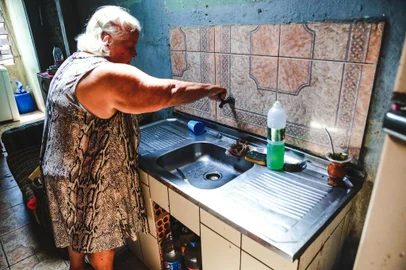  PORTO ALEGRE, RS - BRASIL - 30/01/2019 -  Adelma lurdes dos santos , 74 -  A falta de água, que se intensifica no verão em Porto Alegre, é resultado de um problema estrutural do Dmae. A área mais atingida é a Zona Leste. Falta de investimentos provoca desabastecimento em regiões da Capital como a Lomba do Pinheiro. (OMAR FREITAS / AGÊNCIA RBS)