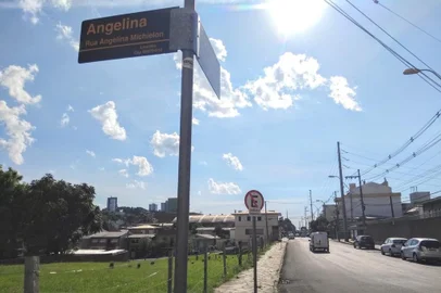 Obras de saneamento deixam fluxo parcialmente bloqueado no bairro Nossa Senhora de Lourdes.