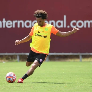 O meia Camilo participa de treino do Inter no CT Parque Gigante.