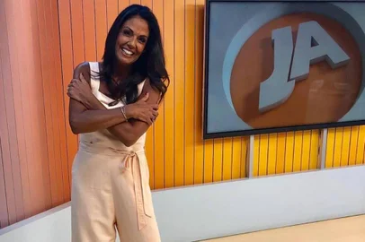 Cristina Ranzolin volta superbronzeada das férias ao Jornal do Almoço.