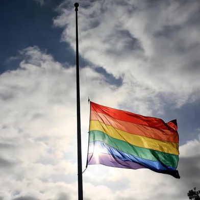  A pride flag stands a half mast during a memorial service in San Diego, California on June 12, 2016, for the victims of the Orlando Nighclub shooting. Fifty people died when a gunman allegedly inspired by the Islamic State group opened fire inside a gay nightclub in Florida, in the worst terror attack on US soil since September 11, 2001.Sandy Huffaker / AFPEditoria: CLJLocal: San DiegoIndexador: SANDY HUFFAKERSecao: gays and lesbiansFonte: AFPFotógrafo: STR