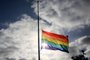  A pride flag stands a half mast during a memorial service in San Diego, California on June 12, 2016, for the victims of the Orlando Nighclub shooting. Fifty people died when a gunman allegedly inspired by the Islamic State group opened fire inside a gay nightclub in Florida, in the worst terror attack on US soil since September 11, 2001.Sandy Huffaker / AFPEditoria: CLJLocal: San DiegoIndexador: SANDY HUFFAKERSecao: gays and lesbiansFonte: AFPFotógrafo: STR