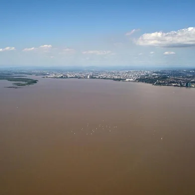  PORTO ALEGRE, RS, BRASIL - Professor Leonardo, da UFPel publicou em revista científica o que seria o mais completo artigo sobre a poluição no Guaíba em parceria com pesquisadores da University of Georgia (UGA).