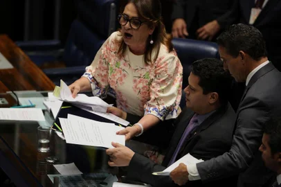 BRASÃLIA, DF, 01.02.2019: ELEIÃÃO-SENADO - Senadora Katia Abreu (PDT-TO) impede que o presidente da mesa diretora David Alcolumbre (DEM-AP) de prosseguir os trabalhos confiscando o livro de documentos. Senadores escolhem o novo presidente do Senado Federal, nesta sexta-feira(1), em BrasÃ­lia. (Foto: Marcelo Chello/CJPress/Folhapress) 