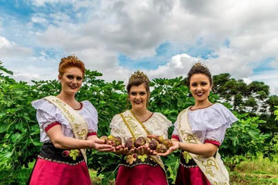 Soberanas da 46ª Festa do Figo, em LInha Araripe, Nova PetrópolisNa foto, da esquerda para a direita: princesa Aline Marcon, rainha Ketrin Anada Kich e a princesa Tânia Näher.