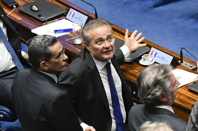  Posse Senadores 2019 Plenário do Senado durante segunda reunião preparatória destinada à eleição do presidente do Senado Federal para 56ª Legislatura.Senador Renan Calheiros (MDB-AL) discute com parlamentares.Foto: Edilson Rodrigues/Agência SenadoLocal: BrasÃ­liaIndexador: Edilson RodriguesFonte: AgÃªncia SenadoFotógrafo: e