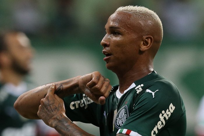 Ex-Vitória, atacante do Palmeiras será julgado por expulsão contra