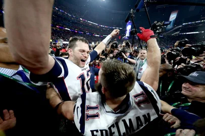 Super Bowl LIII - New England Patriots v Los Angeles RamsATLANTA, GEORGIA - FEBRUARY 03: Tom Brady #12 of the New England Patriots and Julian Edelman #11 celebrate their teams 13-3 win over the Los Angeles Rams during Super Bowl LIII at Mercedes-Benz Stadium on February 03, 2019 in Atlanta, Georgia.   Al Bello/Getty Images/AFPEditoria: SPOLocal: AtlantaIndexador: AL BELLOSecao: American FootballFonte: GETTY IMAGES NORTH AMERICAFotógrafo: STF