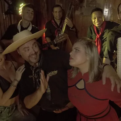 alma gaudéria, gravação do clipe da canção a jenifer e a doralice. no clipe, jenifer é interpretada pela patinadora gaúcha talitha haas (morena, enquanto a doralice é a loira, a prenda thais quinteiro. 