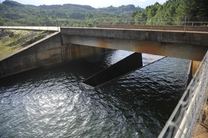 CAXIAS DO SUL, RS, BRASIL, 04/02/2019. Barragem do Faxinal, em Ana Rech. Matéria sobre a condição das barragens da cidade. Em Caxias do Sul, são nove barragens de captação de água para abastecimento da população. Nenhuma delas possui plano de segurança. A elaboração dos planos será contemplada no investimento de R$ 1 milhão previsto para este ano pelo Serviço Autônomo Municipal de Água e Esgoto (Samae). (Porthus Junior/Agência RBS)