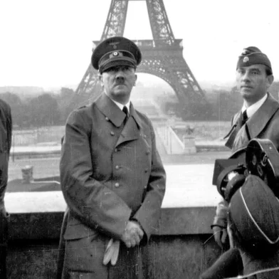 não_publicada Adolf Hitler, Albert Speer, Arno Breker** FILE ** Adolf Hitler, center, poses with architect Albert Speer, left, and sculptor Arno Breker, right, in front of the  Eiffel Tower in Paris in this June 23, 1940 file photo. Works by sculptor Arno Breker, favored by the Nazis for his monumental, classically inspired figures, went on display Friday amid controversy over Brekers links to Adolf Hitler and his flourishing career in the Third Reich. (AP Photo) Fonte: AP