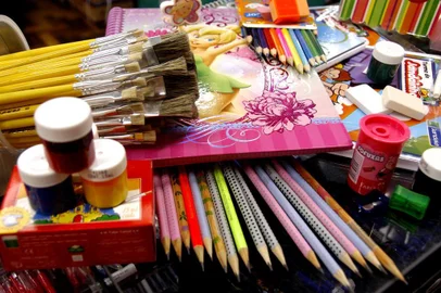  Material escolar, para pauta sobre itens mais baratos e mais caros de material escolar.