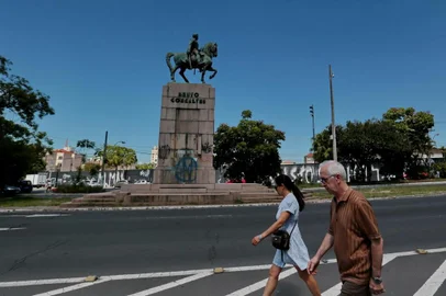  PORTO ALEGRE-RS- BRASIL- 06/02/2019- Adoção de monumentos em Porto Alegre. Estátua de Bento Gonçalves, foi vandalizada, retiram parte das pedras e roudadas os detalhes  de bronze.   FOTO FERNANDO GOMES/ ZERO HORA.