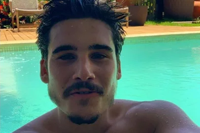 Nicolas Prattes de férias em Fernando de Noronha.