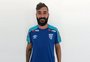 Douglas chega ao Avaí para assinar contrato e ser apresentado
